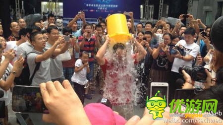 周鴻祎完成冰桶挑戰(zhàn)，挑戰(zhàn)馬化騰